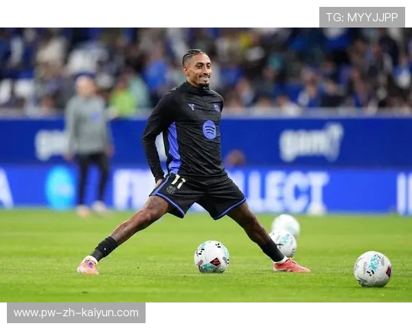 巴萨边路包夹再制造失误，拉菲尼亚近距离抽射被封